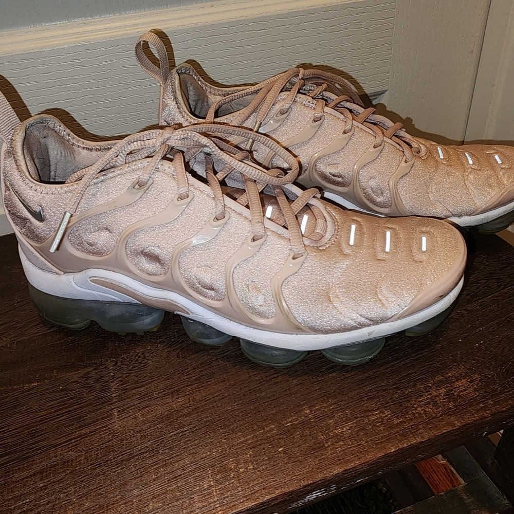 NIKE vapor-max baby pink size 7